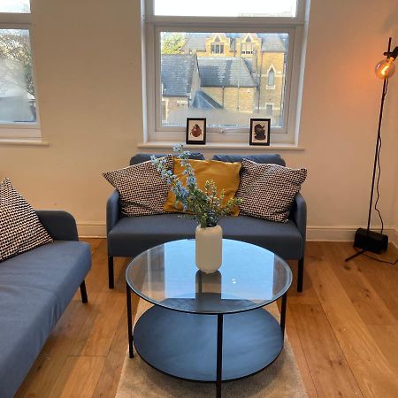 Appartamento Awesome Refurbished 1 Bed Flat Few Steps To High St ! - 2 East House Epsom Esterno foto
