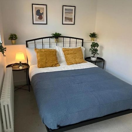 Appartamento Awesome Refurbished 1 Bed Flat Few Steps To High St ! - 2 East House Epsom Esterno foto