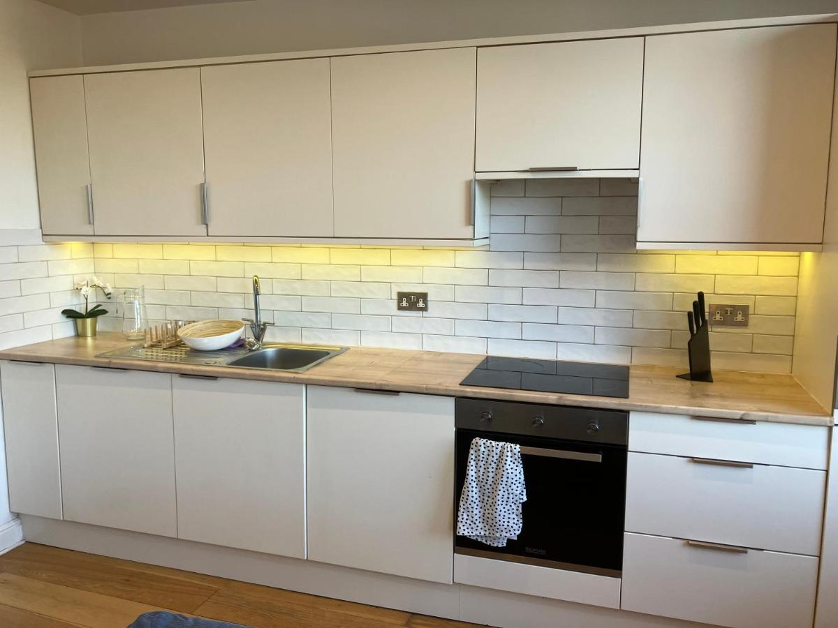 Appartamento Awesome Refurbished 1 Bed Flat Few Steps To High St ! - 2 East House Epsom Esterno foto