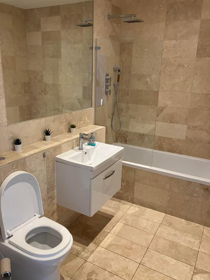 Appartamento Awesome Refurbished 1 Bed Flat Few Steps To High St ! - 2 East House Epsom Esterno foto